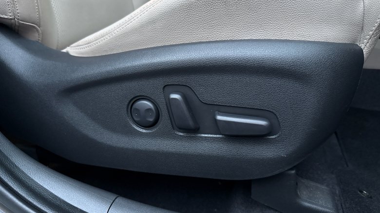 Hyundai Tucson 2.0 CRDi Blue Drive Premium 5dr 2WD Diesel Estate